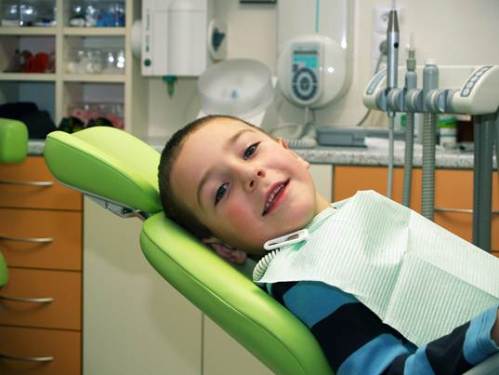 Dziecko w gabinecie dentysty przed badaniem USG